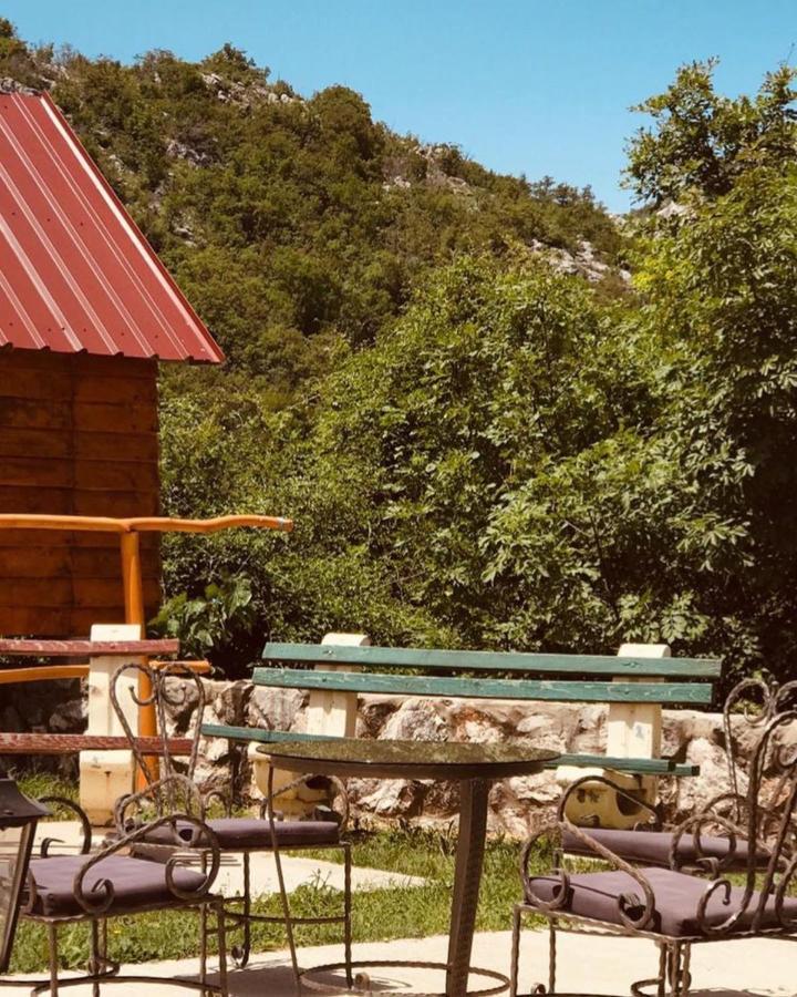 Vikendica,Bungalovi Lipska Pecina Cetinje Eksteriør bilde